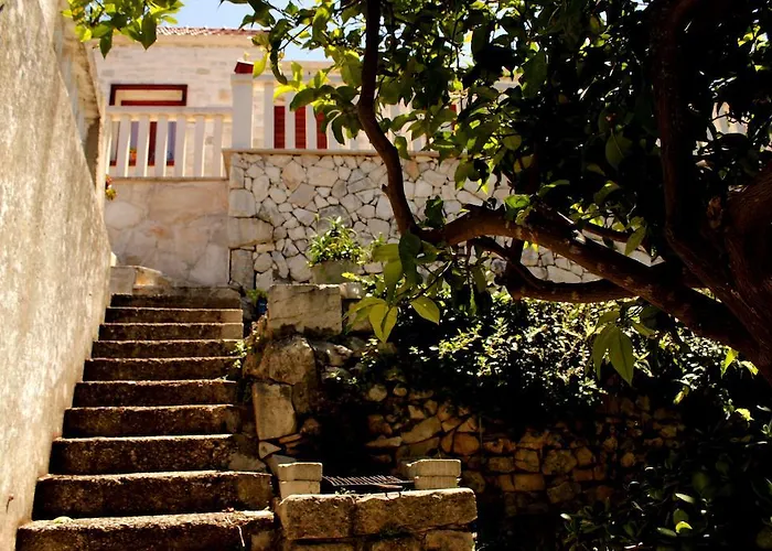 House Zrno بيت للعطل Račišće